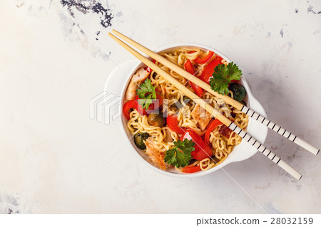 Asian noodles with vegetables and chicken. 28032159