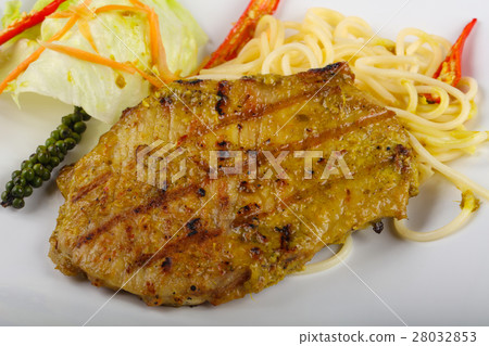 Grilled meat with green curry 28032853