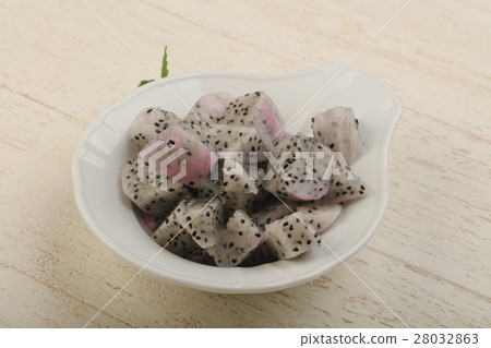 Sliced dragon fruit Sliced dragon fruit 28032863
