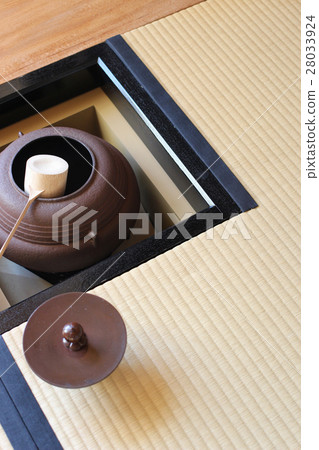 日式房間：茶壺和爐子（垂直位置） 28033924
