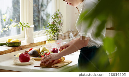 婦女堅持做飯 28034205