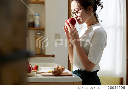 婦女堅持做飯 28034206