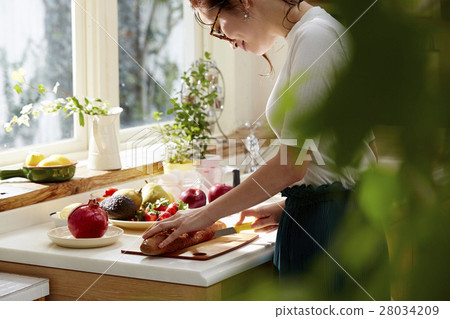 Women sticking to cooking 28034209