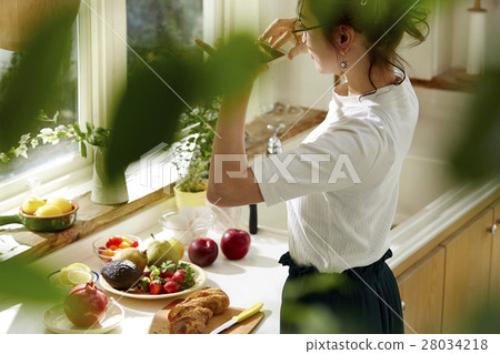 Women sticking to cooking 28034218