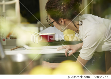 Women sticking to cooking 28034243