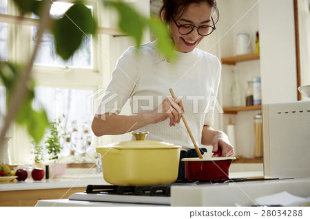婦女堅持做飯 28034288
