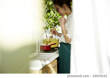 婦女堅持做飯 28034291