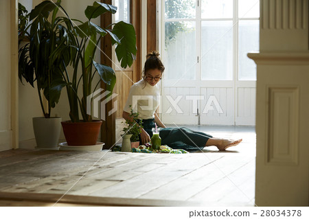在家放鬆的婦女 28034378
