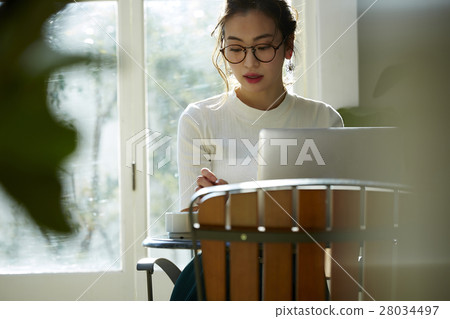 A woman at a cafe 28034497