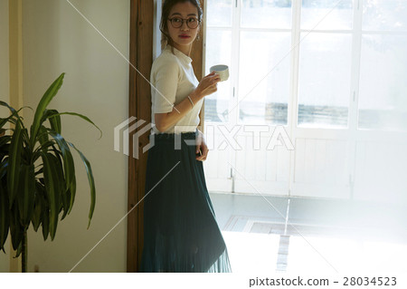 一個女人用一大杯 28034523