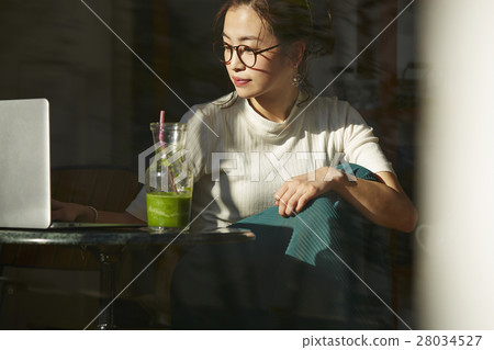 A woman at a cafe 28034527