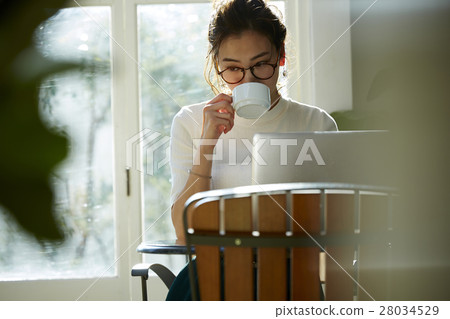 一個女人在一家咖啡館 一個女人在一家咖啡館 28034529
