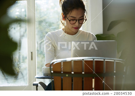 一個女人在一家咖啡館 一個女人在一家咖啡館 28034530