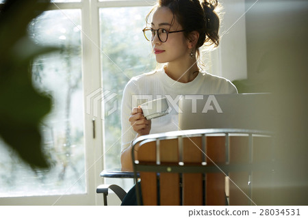 一個女人在一家咖啡館 28034531