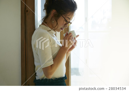 一個女人用一大杯 28034534