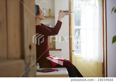 一個女人很高興完成這道菜 28034688