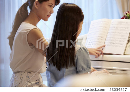 接受鋼琴課的女孩 28034837