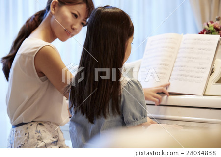 接受鋼琴課的女孩 接受鋼琴課的女孩 28034838