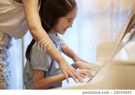接受鋼琴課的女孩 接受鋼琴課的女孩 28034845