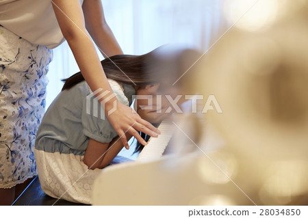 Girls who can not play the piano well 28034850