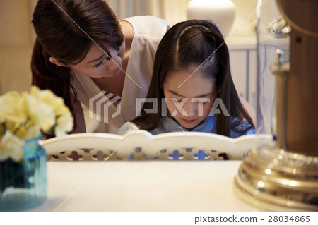 A girl who receives a piano lesson A girl who receives a piano lesson 28034865