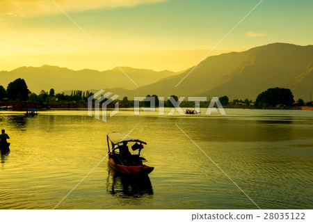 Dal lake, Kashmir, India Dal lake, Kashmir, India 28035122
