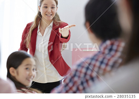 Foreign lecturer at English conversation classroom 28035135