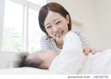 Mothers to baby 28036750