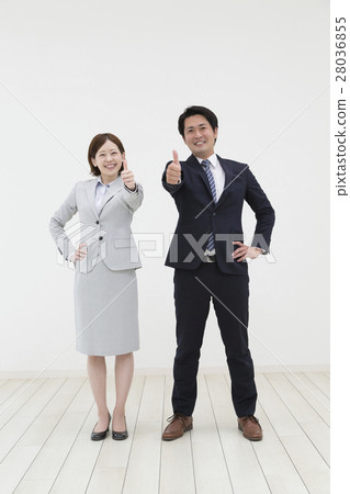 一個男人和一個女人舉起拇指 一個男人和一個女人舉起拇指 28036855