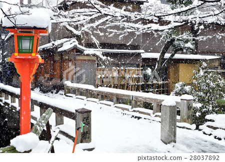 The snow scene of Kyoto Gion Shirakawa 28037892