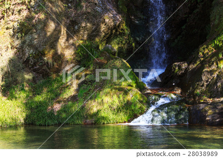 彩虹瀑布 - 女性瀑布 -  28038989