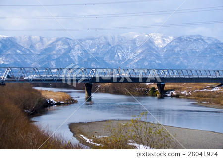 N700系列穿越雪山和Ibigawa鐵路橋 N700系列穿越雪山和Ibigawa鐵路橋 28041924