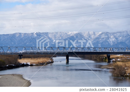 N700系列穿越雪山和Ibigawa鐵路橋 N700系列穿越雪山和Ibigawa鐵路橋 28041925