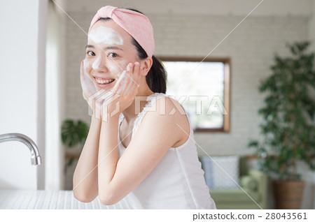 A young twenties lady who cleanses in the washroom 28043561