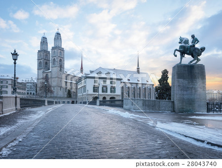 Old Zurich town, view on river 28043740