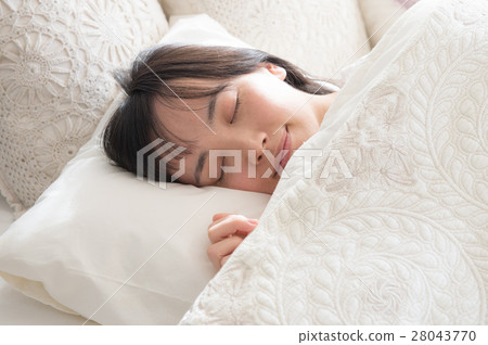 一個年輕的二十多歲女人睡著了 一個年輕的二十多歲女人睡著了 28043770