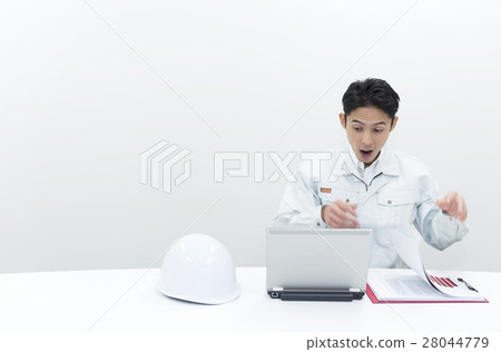 A surprising worker looking at the record 28044779