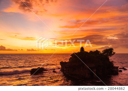 Sunset at Tanah Lot temple. Bali island,Indonesia. 28044862