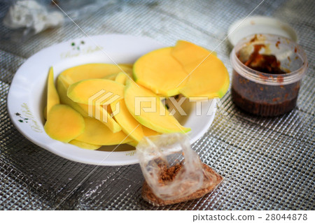 Yellow slice of  mango and sweet sauce 28044878