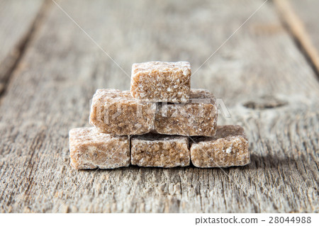 Brown cane sugar cubes 28044988
