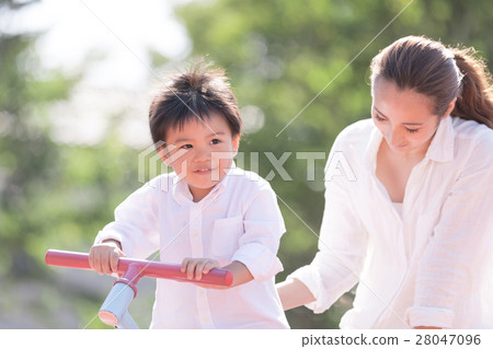 父母和孩子在公園玩耍 28047096