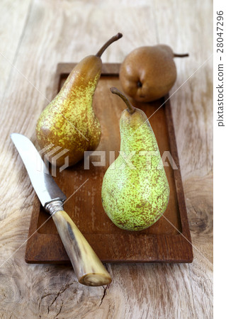 Three pears on wooden tray Three pears on wooden tray 28047296
