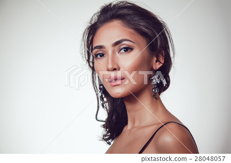 Glamour portrait of beautiful woman with earrings Glamour portrait of beautiful woman with earrings 28048057