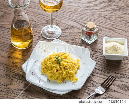 Risotto with saffron 28050124