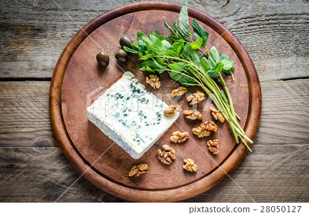 Blue cheese with walnuts and fresh mint 28050127