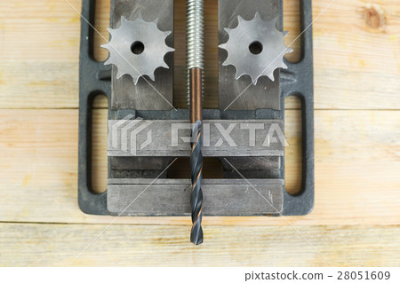 The vise to clamp on a wooden desktop environment 28051609
