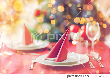 room with christmas tree and decorated table room with christmas tree and decorated table 28052632
