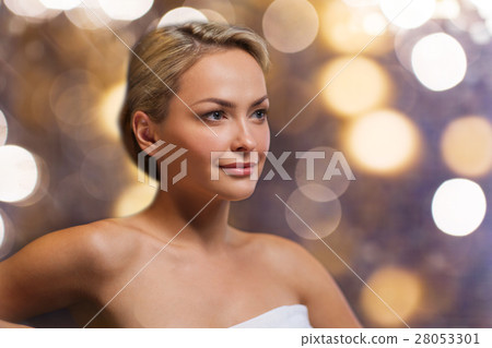 close up of young woman sitting in bath towel 28053301