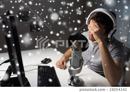 close up of man losing computer video game 28054142