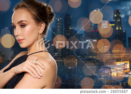 beautiful woman in black wearing diamond jewelry 28055887